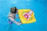 Mère et fille bébé en piscine