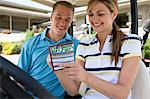 Couple avec carte de pointage en voiturette de Golf, Burlington, Ontario, Canada