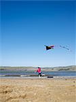 Mädchen Flying Kite am Strand
