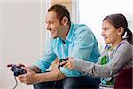 Père et fille jouer jeu vidéo