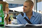 Mann und Frau sitzen im Café, ernsthafte Gespräch