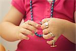 Kleines Mädchen auf Kunststoff Ringe abgeschnitten anzeigen