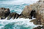 Vagues qui s'écrasent sur les falaises côtières, Bretagne, France