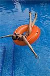 Femme en piscine avec anneau gonflable