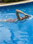 Femme natation dans la piscine