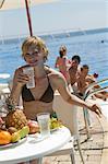 Femme sur la terrasse au bord de plage