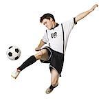 Junger Mann einen Fußball zu treten.