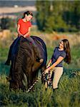 Mutter und Tochter mit einem Pferd