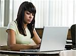 Junge Frau auf einem Notebookcomputer arbeiten.
