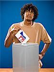 junger Mann in ein braunes Hemd Gießen einen Stimmzettel.