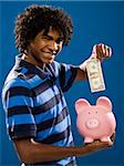 Junge Menschen setzen Geld in einem Sparschwein.
