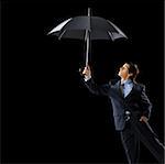 Jeune homme tenant un parapluie.