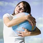 femme tenant un globe
