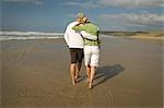 Couple marchant sur la plage