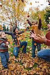 Familie werfen Herbst Blätter in der Luft, Portland, Oregon, USA