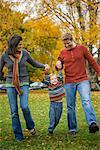 Famille jouant dans le parc à l'automne, Portland, Oregon, Etats-Unis