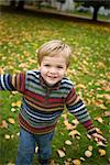 Kleiner Junge im Park im Herbst, Portland, Oregon, USA
