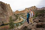 Wanderer, die auf einer Klippe oben stehend krumm River im Smith Rock State Park im Herbst, Bend, Oregon, USA