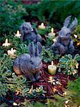 Stein-Kaninchen und Kerzen