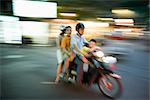 Famille sur moto, vieille ville, Hanoi, Vietnam