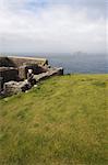 Femme assise sur des ruines, Dursey Island, comté de Cork, Irlande