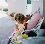 Fille avec une boisson en plein air