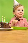 Gâteau d'anniversaire fille mangeant