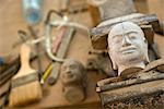 Statue de Bouddha et des outils de sculpture dans l'atelier, Siem Reap, Cambodge