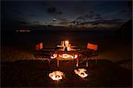 Set de table pour le dîner sur la plage pendant la nuit, North Male Atoll, Maldives