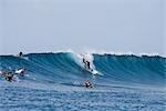 Surfer bei Hühnern Surf brechen, Nord Male Atoll, Malediven