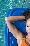 Femme se faire bronzer à la piscine, Jamaïque