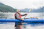 Mann Kajak im fjord