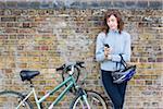 Femme avec vélo et téléphone portable