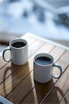 Tasses à café sur le pont, Whistler, Colombie-Britannique, Canada