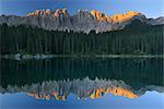 Dolomites reflètent dans le lac Carezza, Haut-Adige, Italie