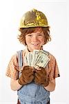 Kleiner Junge verkleidet als Bauarbeiter halten Cash