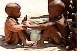 Himba Jungs spielen, Opuwo, Namibia