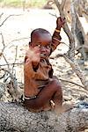 Himba junge winken, Opuwo, Namibia