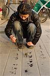 Homme pratiquant la calligraphie de l'eau sur la chaussée, Beijing, Chine