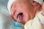 Neugeborenes Baby Weinen für Schnuller