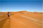 Femme debout sur une Dune de sable, Parc National de Namib-Naukluft en Namibie