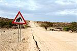 Éléphant traversant signe par la route, du Damaraland, Namibie