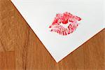 Lippenstift-Marke auf ein Stück Papier