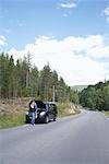 Mère et fille avec la voiture tombe en panne