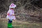 Kleines Mädchen im Park tragen, Regenmantel, Hut und Stiefel, Bethesda, Maryland, USA