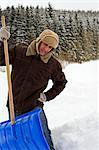 Homme pelleter de la neige, Hof bei Salzburg, Autriche