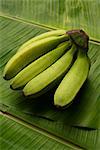 Bündel Bananen auf Bananenblatt