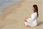 Frau praktizieren Yoga am Strand