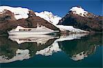 Reflexionen über die Seabourn Pride Kreuzfahrt, Schiff, Berge und Gletscher im chilenischen Fjordland, Magallanes, Chile, Südamerika