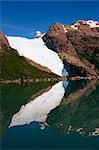 Réflexions d'un glacier dans les fjords chiliens, Magallanes, Chili, en Amérique du Sud